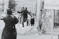 Peter Leibing, Sprung in die Freiheit, 1961, Gelatin silver print (copy print), printed