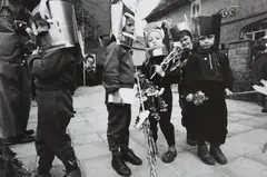 Rolf Gillhausen, Weltraumkostümierung zum Empfang der sowjetischen Astronauten (People in space-age costumes welcome the Soviet astronauts, from the series: "DDR von innen"), 1963, Gelatin silver print, printed
