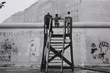 Barbara Klemm, Blick über die Mauer, West-Berlin (View over the wall, West-Berlin)