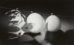 Harold Eugene Edgerton, Ein Geschoss durchdringt Ballons (Bullet passing through three balloons), 1959, Gelatin silver print, printed
