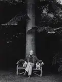 Fee Schlapper, Loriot mit seinen beiden Möpsen, 1978, Ferrotyped gelatin silver print on Agfa paper