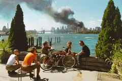 Thomas Hoepker, Blick von Williamsburg, Brooklyn, auf Manhattan, 11. September 2001, 2001, Archival pigment print