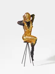 Birgit Dieker, Anita, 2011, Assemblage (Pailetten, Lurex, Perlen) und Barhocker