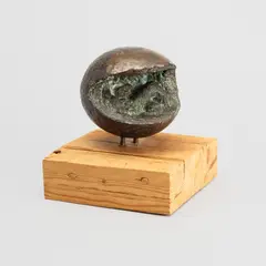 Kari Juva, Syntymän ihme (The wonder of birth), bronze, wooden base
