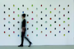 Miriam Jonas, "Polka Popes", 2010/11, Plastilin (Knete), Fischkonserven, Plexiglas und Haken in extra gefertigter Transportkiste,