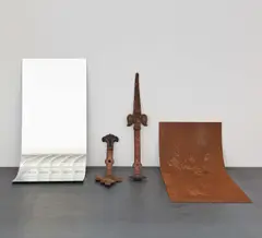 Alicja Kwade, Aggregatzustand, 2012, Stahl, Spiegel, alte Turmuhrzeiger (16./17. Jahrhundert)