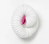 Yi Zheng Lin, Meerjungfrau, 2007, PVC-Schlauch, Kabelbinder und pinke Silikon-Formen