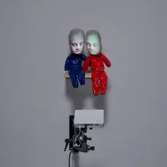 Tony Oursler, Troubler, 1996, 2 dolls, wooden stand, player, projector and digital video cassette