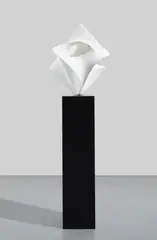 Gustavo Vélez, Enlace Geométrico, 2022, Carrara white marble with granite base
