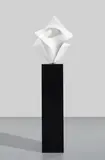 Gustavo Vélez, Enlace Geométrico, 2022, Carrara white marble with granite base