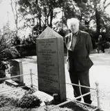 John Minihan, SEAMUS HEANEY AT THE GRAVESTONE OF LOUIS MACNEICE
