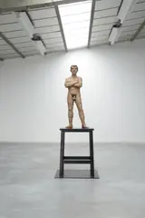 Stephan Balkenhol, Männlicher Akt, Bronze patiné et laque
