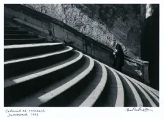 Eva Rubinstein, CZŁOWIEK NA SCHODACH. DUBROWNIK, 1973, fotografia czarno-biała, papier