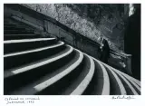 Eva Rubinstein, CZŁOWIEK NA SCHODACH. DUBROWNIK, 1973, fotografia czarno-biała, papier