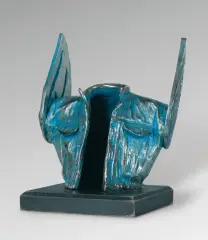 Tomasz Kawiak, BLUZA ZE SKRZYDŁAMI, 2021, aluminium malowane, podstawa drewniana