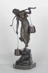 Paul Ludwig Kowalczewski, NIOSĄCA WODĘ. WASSERTRÄGERIN, brąz patynowany, marmur