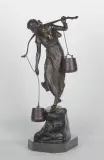 Paul Ludwig Kowalczewski, NIOSĄCA WODĘ. WASSERTRÄGERIN, brąz patynowany, marmur