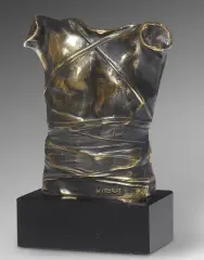 Igor Mitoraj, PANCERZ (CUIRASSE II), 1986, brąz patynowany, kamień