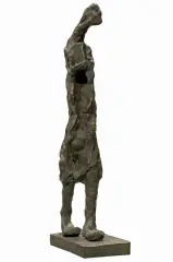 Bożenna Biskupska, FIGURA KROCZĄCA Z PUDEŁKIEM, 2008, brąz