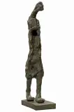 Bożenna Biskupska, FIGURA KROCZĄCA Z PUDEŁKIEM, 2008, brąz