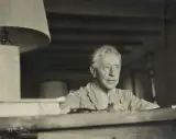 Juan Gyenes, ARTUR RUBINSTEIN PISZĄCY WSPOMNIENIA, 1971, fotografia czarno-biała, papier bromowo-żelatynowy