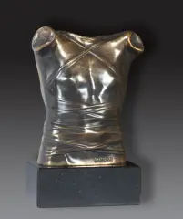 Igor Mitoraj, Pancerz (Cuirasse II), 1986, brąz patynowany, kamień