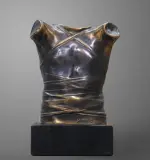 Pancerz (Cuirasse) II (miniatura) by Igor Mitoraj, 1986, brąz patynowany, kamień sztuczny, sold Jan 2022