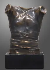 Igor Mitoraj, Pancerz (Cuirasse II), 1986, brąz, podstawa kamienna
