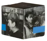 Edward Krasiński, KOSTKA, lata 90. XX w., drewno malowane, fotografie, blue scotch
