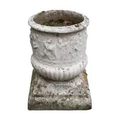 Ioszef Faust, Jardinieră de grădină, decorată cu godroane și friză figurativă, piatră artificială