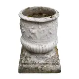 Ioszef Faust, Jardinieră de grădină, decorată cu godroane și friză figurativă, piatră artificială