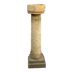 Emil Wilhelm Becker, Coloană în stil Neo-Românesc, decorată cu elemente vegetale stilizate geometric, piatră artificială