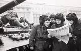 Andrei Pandele, Reading The First Free Newspaper Near Sherman Tank, data fotografierii: 24 decembrie 1989: datat fotografiei: 2025, Fine Art Inkjet Pigment Print