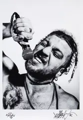 Cătălin Mihociu, Fotografie de colecție, reprezentându-l pe Macanache, autoportret expus la Expirat, cu semnături olografe, a artistului și a lui SOTO, 2024, C-print