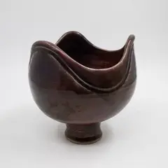 Mirek Smisek, Large three-pointed bowl, red glazed stoneware, raised on a pedestal waisted foot