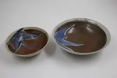 Warren Tippett, Set of two bowls, stoneware, iron glaze over oatmeal glaze and resist underglaze blue leaf design
