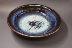 Table bowl by Len Castle, stoneware with jun glaze over tenmoku, wax resist gestural motif to the centre, offered Feb 2026