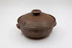 Barry Brickell, Casserole dish, stoneware with umber pigment wash to the exterior, the interior with oatmeal glaze