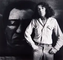 Marti Friedlander, Tony Fomison in front of ‘Omai’, gelatin silver print