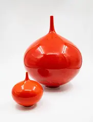 Peter Collis, Two orb vases, glazed porcelain in bright orange-red