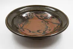 Large stoneware bowl by Len Castle, decorated with wax resist 'quince' pattern on tenmoku and persimonn glazes, made in the 1970s at the Paturoa Road kiln i, sold May 2025