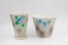 Crown Lynn, Set of two hand-painted vases, with primroses on a log decoration