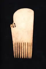 Heru Iwi, Rare whalebone hair comb, pre- European period, manaia decoration, with 10 teeth