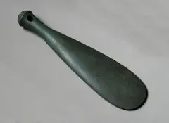 Patu Onewa, A large impressive 19th century nephrite stone club, Y22365