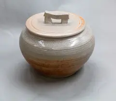 Peter Smith, Large lidded jar, with crackled shino-typo glaze