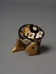 Kasumi Ueba, Untitled, glazed ceramic with gilded decoration