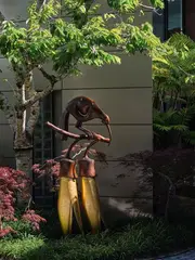 Paul Dibble, Huia Above, bronze with 24 carat gold gilding (2018)