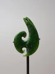 Theodorus Johannes Schoon, Carved pendant, pounamu