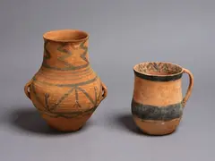 Usa Formations, Two decorative terracotta amphorae, with painted decoration