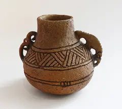 Wi Taepa, Earthenware handled vase, with incised geometric decoration